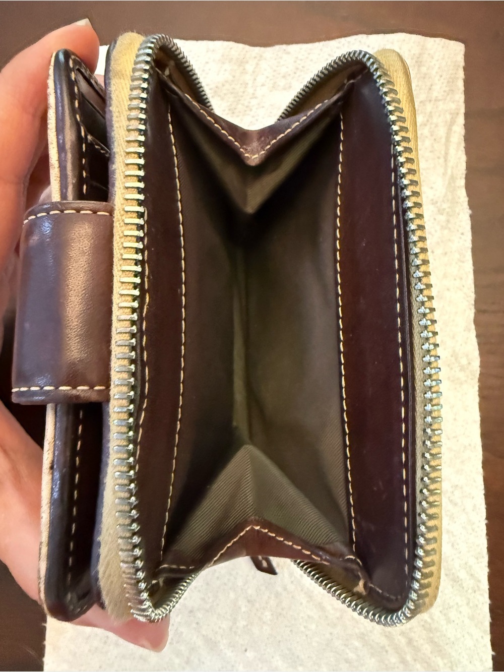 Vintage Dooney & Bourke
Donegal Crest Wallet Florentine & Pebble Leather - Picture 8 of 14